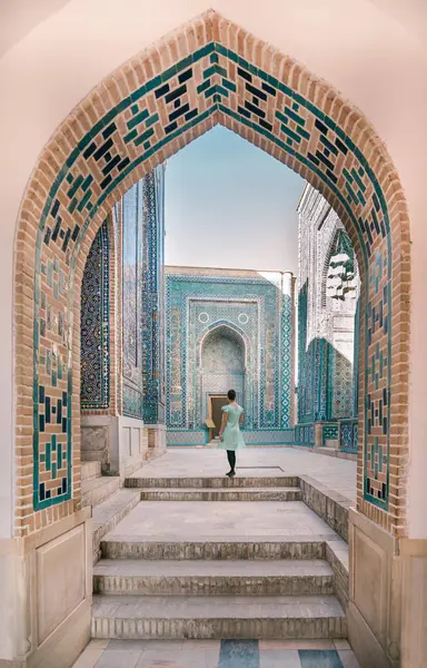 Back View Female Traveler Walking Arched Passage Old Building Trip — Stock Photo, Image