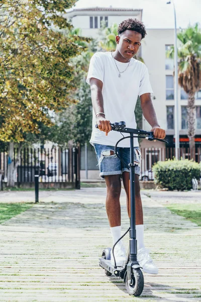 Baixo Africano Americano Esportivo Homem Montando Scooter Elétrico Dia Nublado — Fotografia de Stock