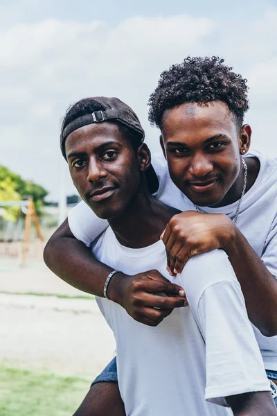 Jovens Afro Americanos Abraçadores Alegres Olhando Para Câmera Gesticulando — Fotografia de Stock