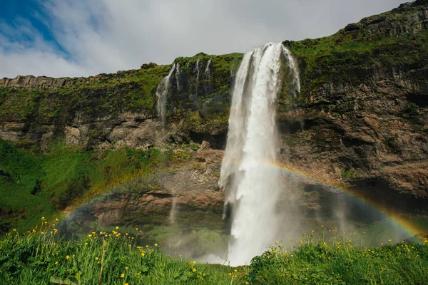 Дивовижний Краєвид Веселки Фоні Пінистого Водоспаду Гори Ясний День Ісландії — стокове фото