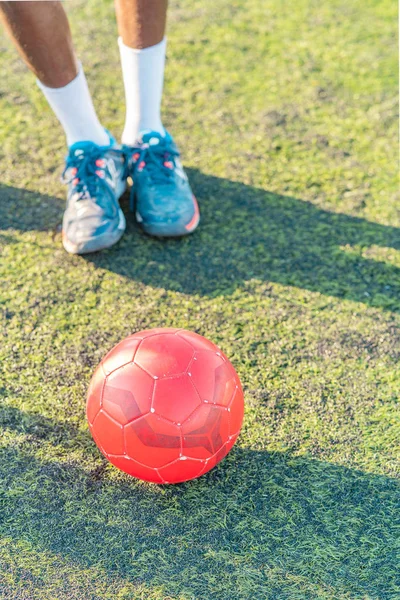 Von Oben Roter Ball Auf Dem Fußballplatz Neben Sportler Turnschuhen — Stockfoto