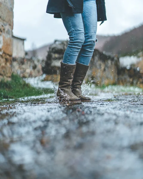 Viajero Femenino Jeans Botas Marrones Saltando Por Sendero Mojado Otoño — Foto de Stock