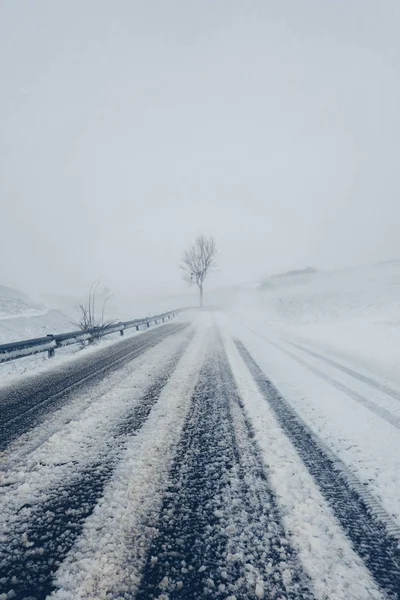 Strada Campagna Vuota Coperta Neve Con Tracce Auto Che Conducono — Foto Stock