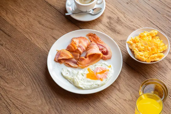 Fresh Fried Eggs Bacon Plate Served Table Juice Coffee Breakfast — Stock Photo, Image