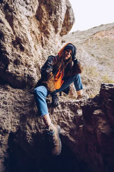 Calm Woman Warm Wear Leaning Hand Sitting Mountain Cliff — Stock Photo, Image