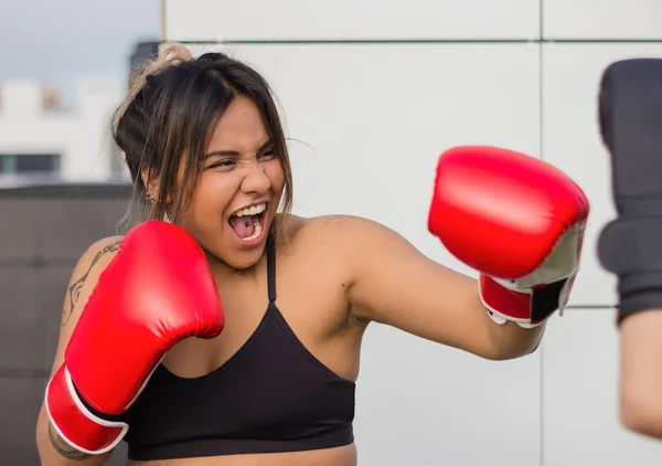 Lutadores Femininos Brutais Multiétnicos Luvas Boxe Treinando Socos Durante Treino — Fotografia de Stock