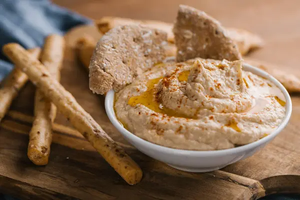 Köstlicher Hausgemachter Hummus Mit Paprika Samen Und Olivenöl — Stockfoto