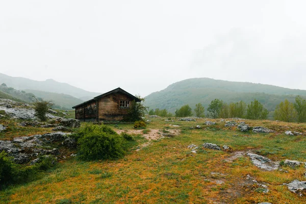 Maison Isolée Dans Vallée Montagneuse Par Temps Couvert — Photo