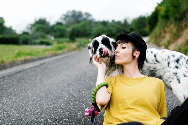 Positive Young Lady Casual Clothes Black Hat Resting Ground Dog — Stock Photo, Image