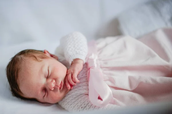 Alto Ângulo Adorável Bebê Menina Vestido Acolhedor Deitado Berço Enquanto — Fotografia de Stock