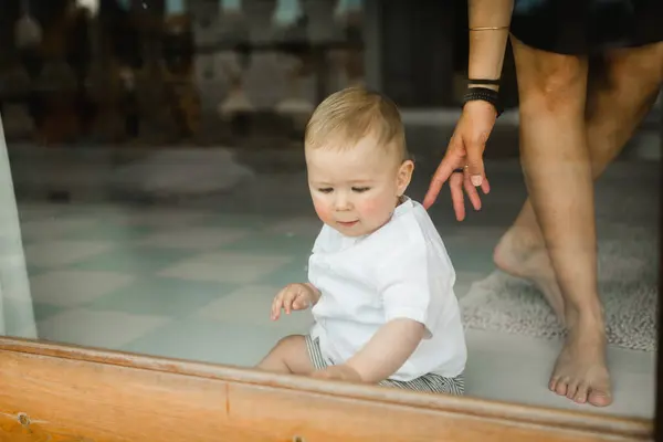 Cosecha Descalza Mujer Tocando Adorable Niño Camiseta Sentado Suelo Cerca — Foto de Stock