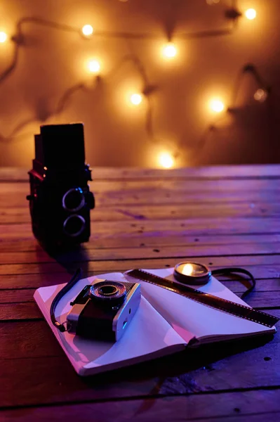 Черная Ретро Фотокамера Ноутбуком Пленкой Составленная Помощью Винтажного Радио Деревянном — стоковое фото