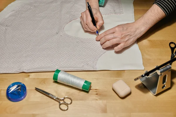 View Anonymous Master Outlining Contour Paper Pattern While Transferring Fabric — Stock Photo, Image