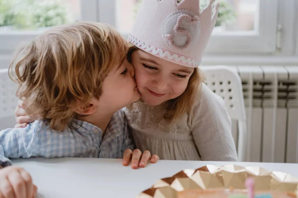 Menino Beijando Sua Irmã Seu Aniversário — Fotografia de Stock