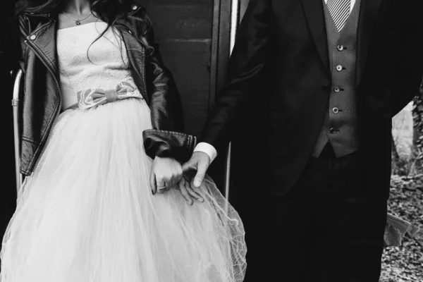 花嫁と新郎の手を握るのクローズアップ — ストック写真