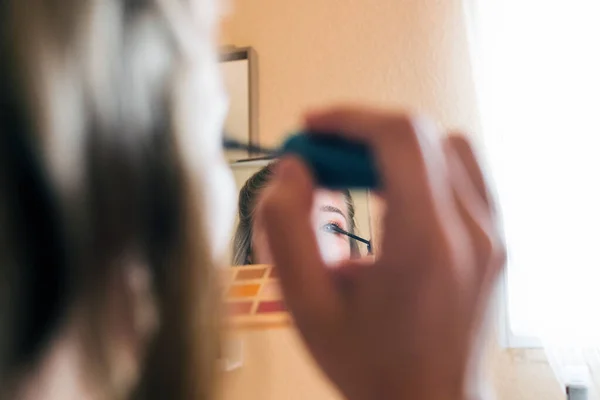 Jovem Paleta Feminina Com Sombras Coloridas Espelho Aplicação Rímel Preto — Fotografia de Stock