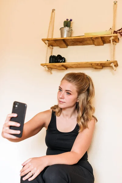 Young Woman Using Mobile Phone Home — Stock Photo, Image