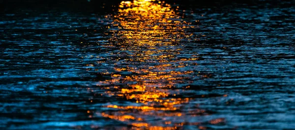 Texture Naturelle Fond Avec Eau Sombre Ondulée Reflétant Faisceau Lumineux — Photo