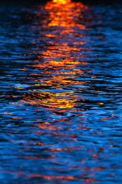 Natural Texture Background Dark Rippled Water Reflecting Bright Light Beam — Stock Photo, Image