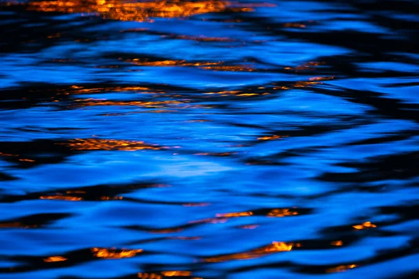 Textura Natural Fondo Con Agua Ondulada Oscura Que Refleja Haz —  Fotos de Stock