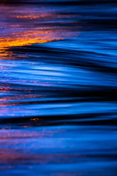 Textura Natural Fondo Con Agua Ondulada Oscura Que Refleja Haz — Foto de Stock