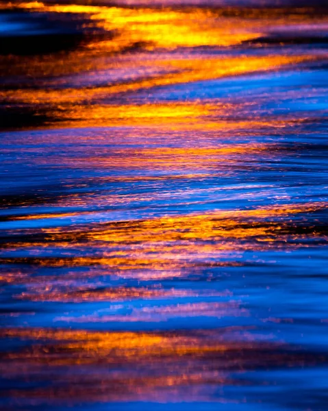 Natuurlijke Textuur Achtergrond Met Donker Kabbelend Water Dat Heldere Lichtbundels — Stockfoto