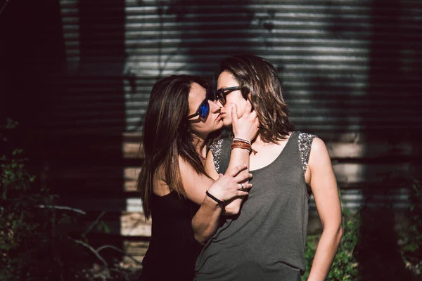 Amantes Femeninas Tiernas Que Usan Atuendo Informal Gafas Sol Besándose —  Fotos de Stock
