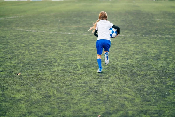 Beyaz Mavi Üniformalı Genç Kız Kramponlar Çağdaş Spor Kulübünde Tek — Stok fotoğraf