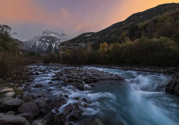 Picturesque View Mountain River Streaming Forest Cloudy Evening Mountainous Valley — Stock Photo, Image