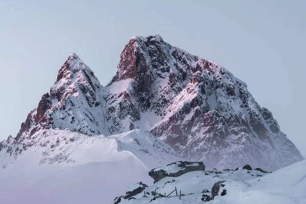 Pics Montagne Aigus Partiellement Recouverts Neige Sous Ciel Nuageux Hiver — Photo