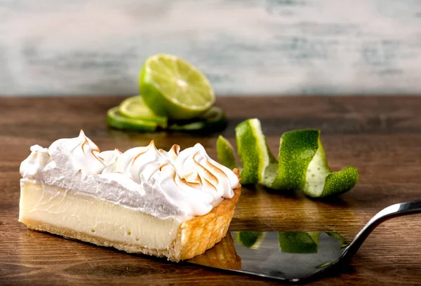 Slice Lemon Pie Piped Toasted Meringue Table Lime — Stock Photo, Image