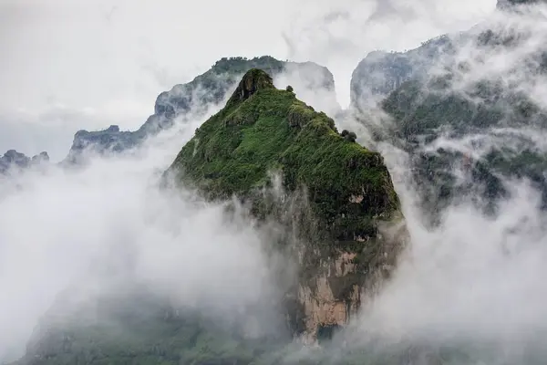 西米安山峰在阴天被雾和云彩覆盖的奇景 — 图库照片