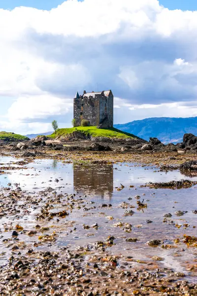 Paisagem Primavera Brilhante Com Castelo Pedra Medieval Localizado Colina Perto — Fotografia de Stock