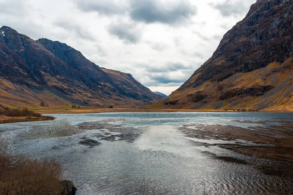 Incredibile Paesaggio Scozzese Lago Calmo Con Superficie Specchiata Che Riflette — Foto Stock