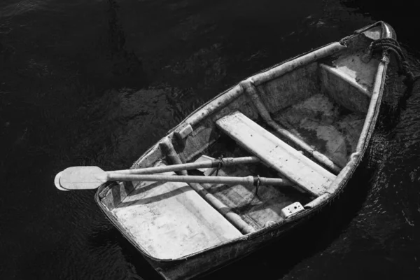 Black White Small Fishing Boat Oars Water Surface Bay — Stock Photo, Image