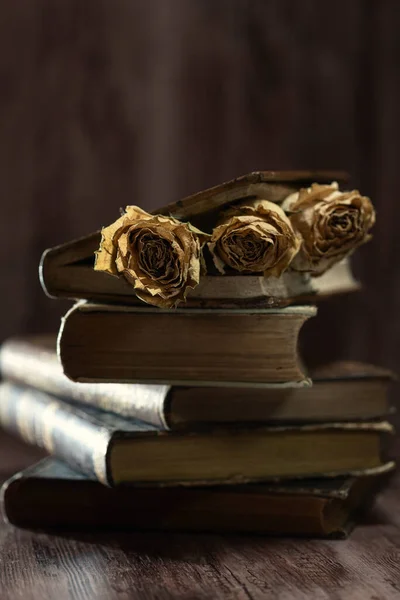 Bücherstapel Und Getrocknete Blumen Auf Holztisch — Stockfoto