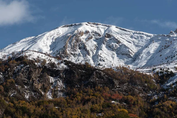 Spektakularny Krajobraz Gór Śnieżnym Szczytem Kolorowym Lasem Zboczu Pod Błękitnym — Zdjęcie stockowe