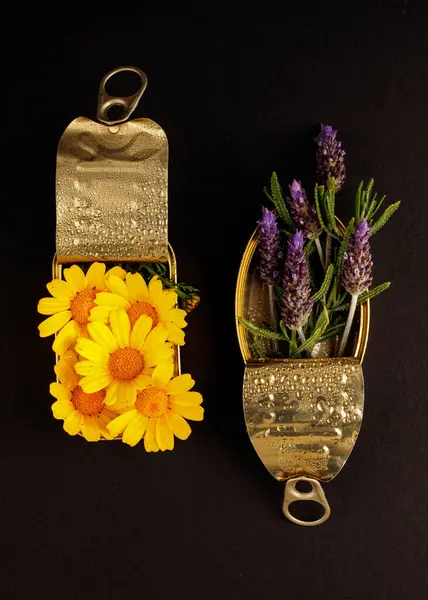 Ovanifrån Sammansättning Med Lavendel Och Gula Tusensköna Blommor Arrangerade Metallburkar — Stockfoto