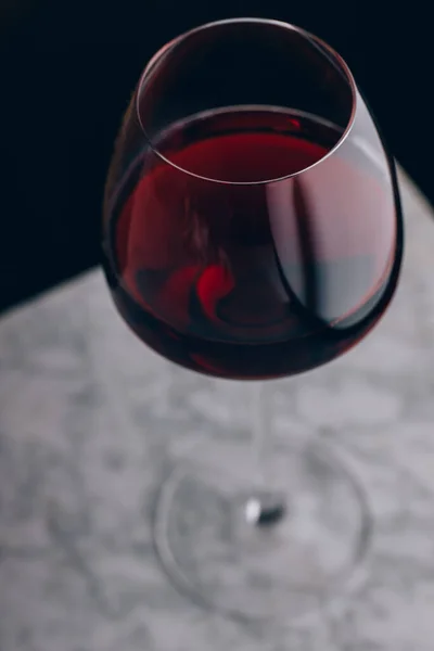 Cristallo Classico Bicchiere Vino Rosso Posto Tavolo Marmo Sfondo Nero — Foto Stock