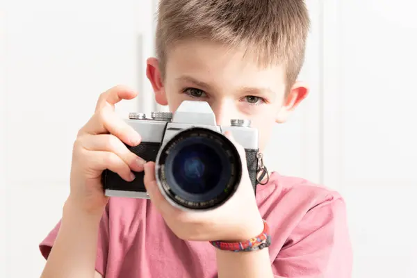Słodkie Dziecko Casual Nosić Robienie Zdjęć Retro Aparat Stojąc Nowoczesnym — Zdjęcie stockowe