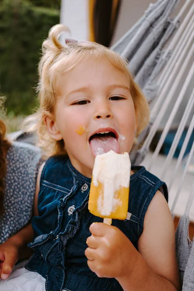 Content Little Kid Eating Homemade Popsicle Stick While Relaxing Terrace — Stock Photo, Image