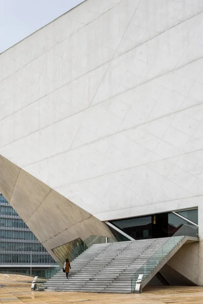 Vista Traseira Turista Feminina Nos Degraus Pedra Casa Música Dia — Fotografia de Stock