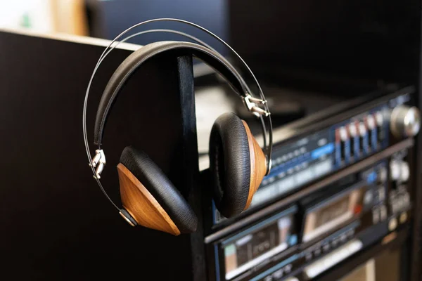 Vintage Koptelefoons Gemaakt Van Hout Zijn Een Zwart Vinyl Een — Stockfoto