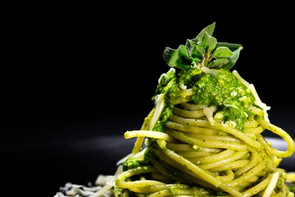 Pasta Saporita Con Sugo Pesto Parmigiano Servito Sul Tavolo Fondo — Foto Stock