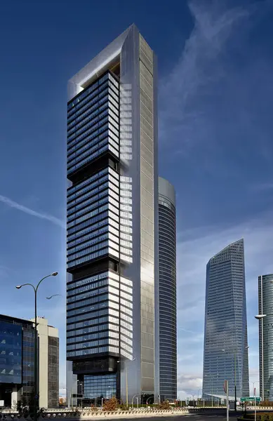 Höga Glastorn Moderna Byggnader Mot Blå Molnig Himmel — Stockfoto