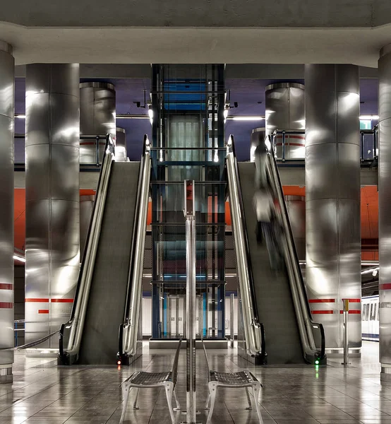 Langzeitbelichtungsaufnahme Eines Modernen Mehrstöckigen Bahnhofs Mit Rolltreppe Und Roten Und — Stockfoto