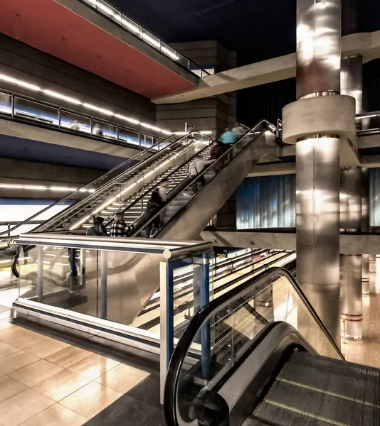 Long Exposure Shot Contemporary Multistory Railway Station Escalator Red Blue — Stock Photo, Image