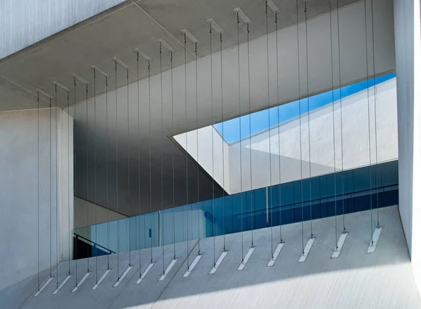 スペインの天井と屋根のバルコニーと大きな長方形のデザインホールのガラスフェンスに対するコンクリート壁とワイヤロープの行を有する有名なアルモンテ劇場の外観の下から — ストック写真