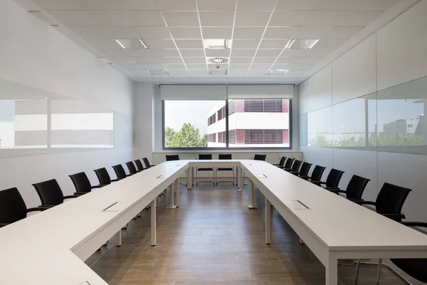 Interior Escritório Moderno Com Mesa Cadeiras Localizadas Quarto Com Paredes — Fotografia de Stock