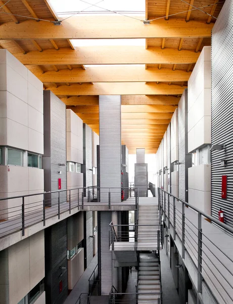 Gündüz Vakti Metal Merdivenli Ahşap Tavanlı Modern Fabrika — Stok fotoğraf